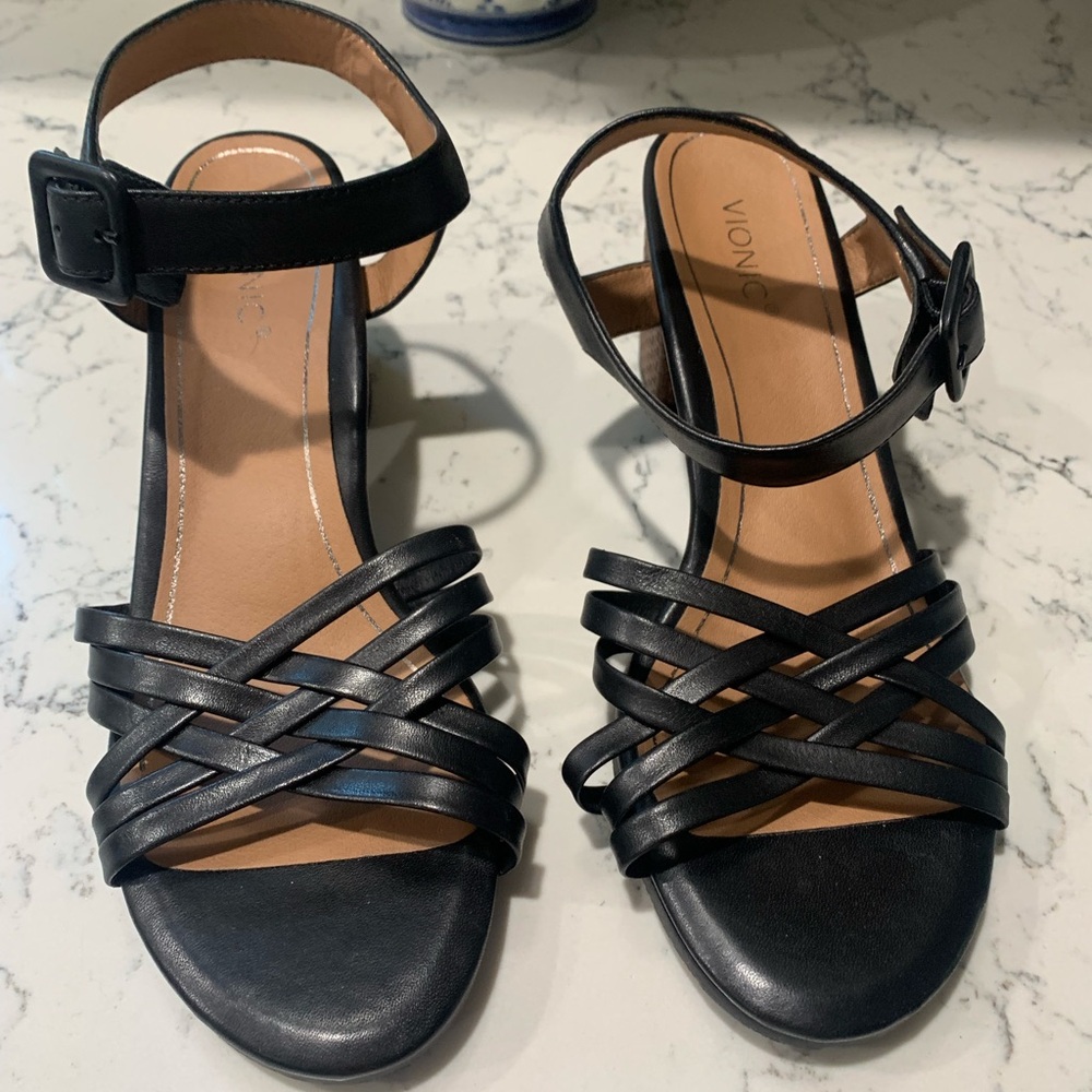 Vionic woman’s straps sandals size 9.5 New